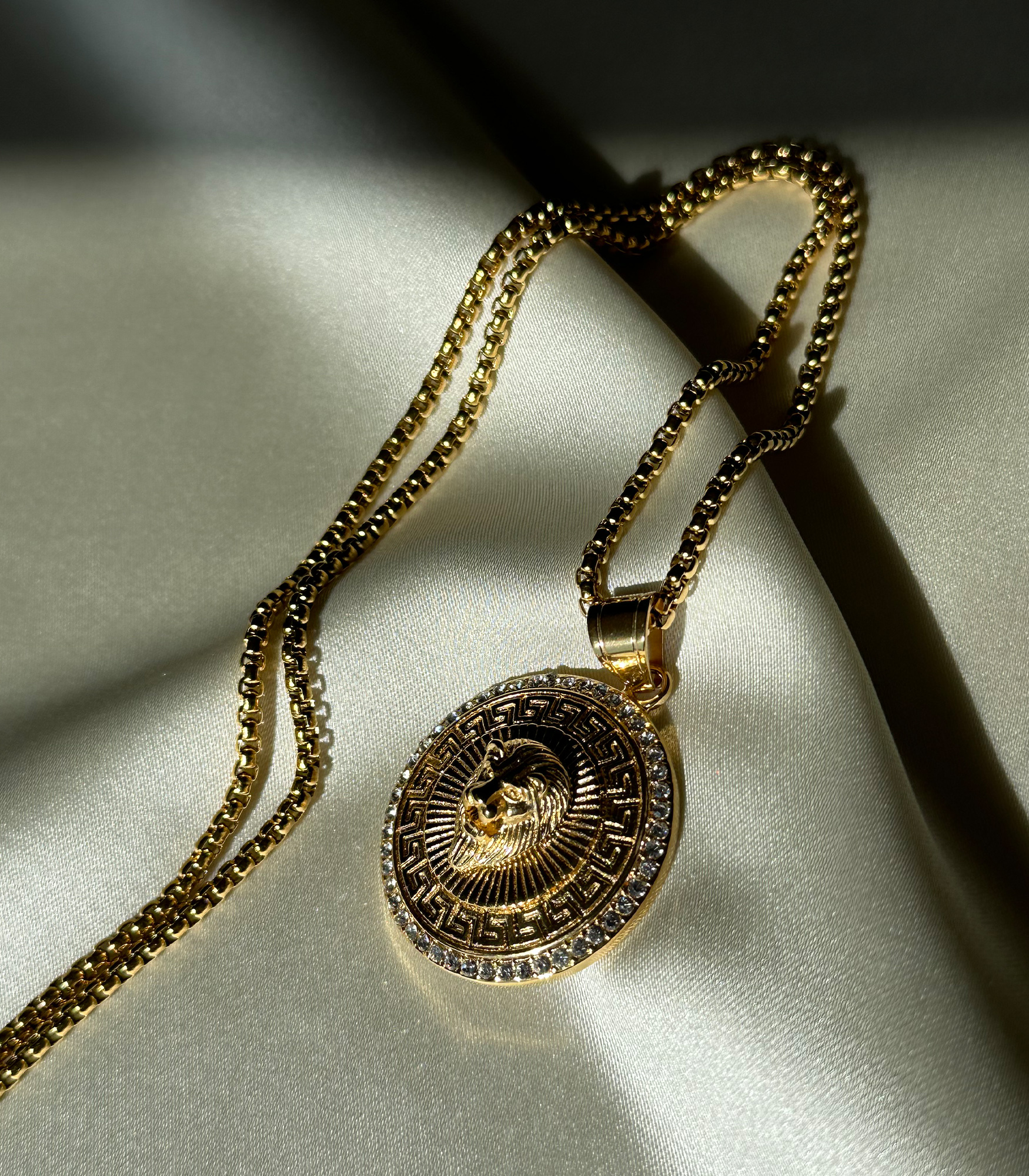 Taşlı Versace Madalyon Kolye